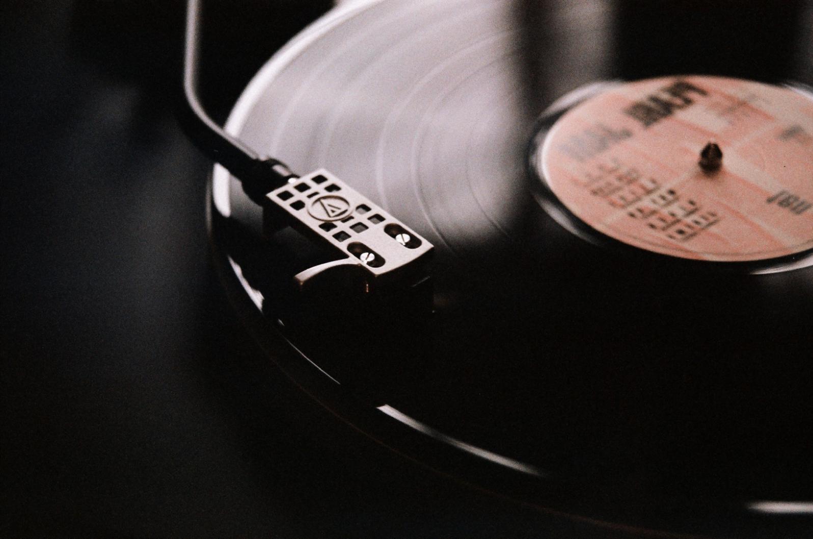 Ascolto guidato durante una sessione di musicologia comparata